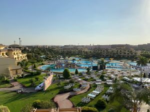 قاعة الأوبن إير فندق موفنبيك مدينة الإعلام