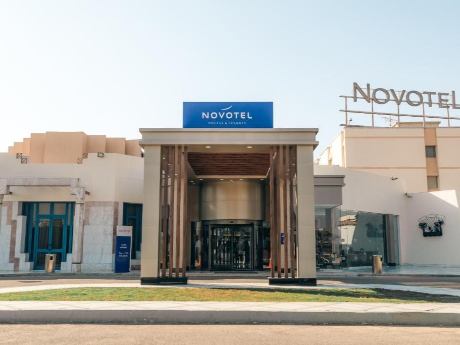 القاعة الأوبن إير فندق نوفوتيل مطار القاهرة