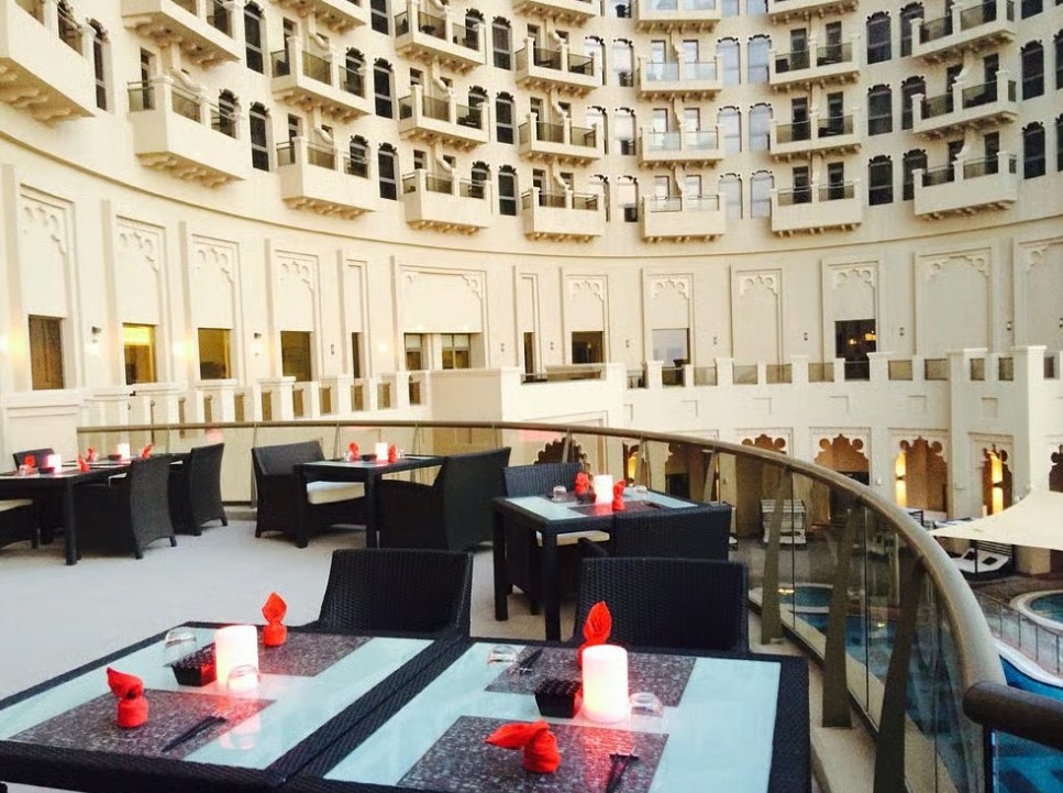 تراس Dragon's Place فندق باهي قصر عجمان