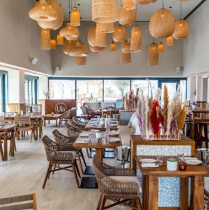 مطعم Ula Beach RAK منتجع موفنبيك جزيرة المرجان رأس الخيمة - 2