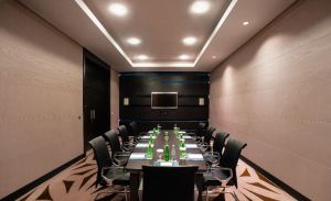 Salle de Réunion Al Ferdous – Hôtel Millennium Capital Gate Abu Dhabi