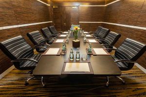 قاعة البورد روم (The Boardroom) فندق جنة برج السراب أبوظبي