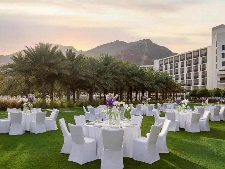 قاعة الاوبن اير منتجع انتركونتيننتال الفجيرة